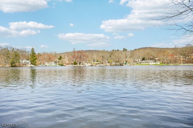 6 West Cir, Ringwood Boro, NJ 07456