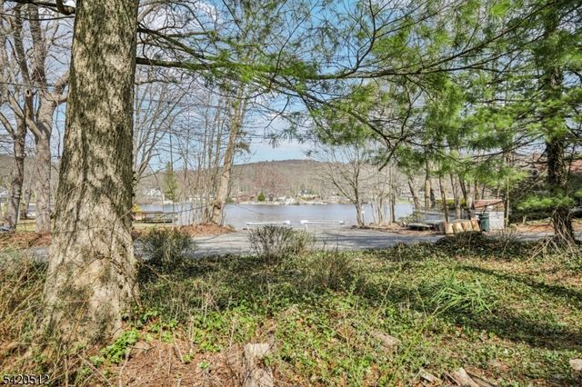 6 West Cir, Ringwood Boro, NJ 07456