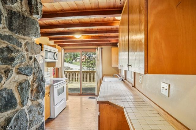 6 West Cir, Ringwood Boro, NJ 07456