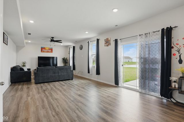 211 Walker Drive, Whiteland, IN 46184