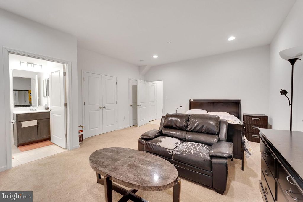 Image 10 of property listing at 1408 HUDSON VIEW RD, Essex, MD 21221