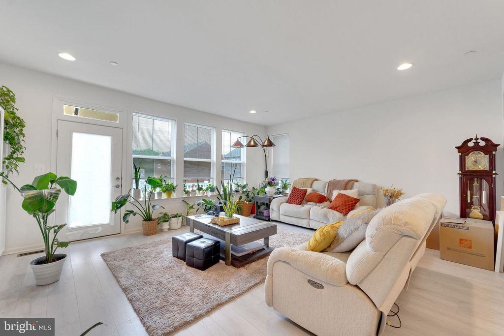 Image 11 of property listing at 1408 HUDSON VIEW RD, Essex, MD 21221