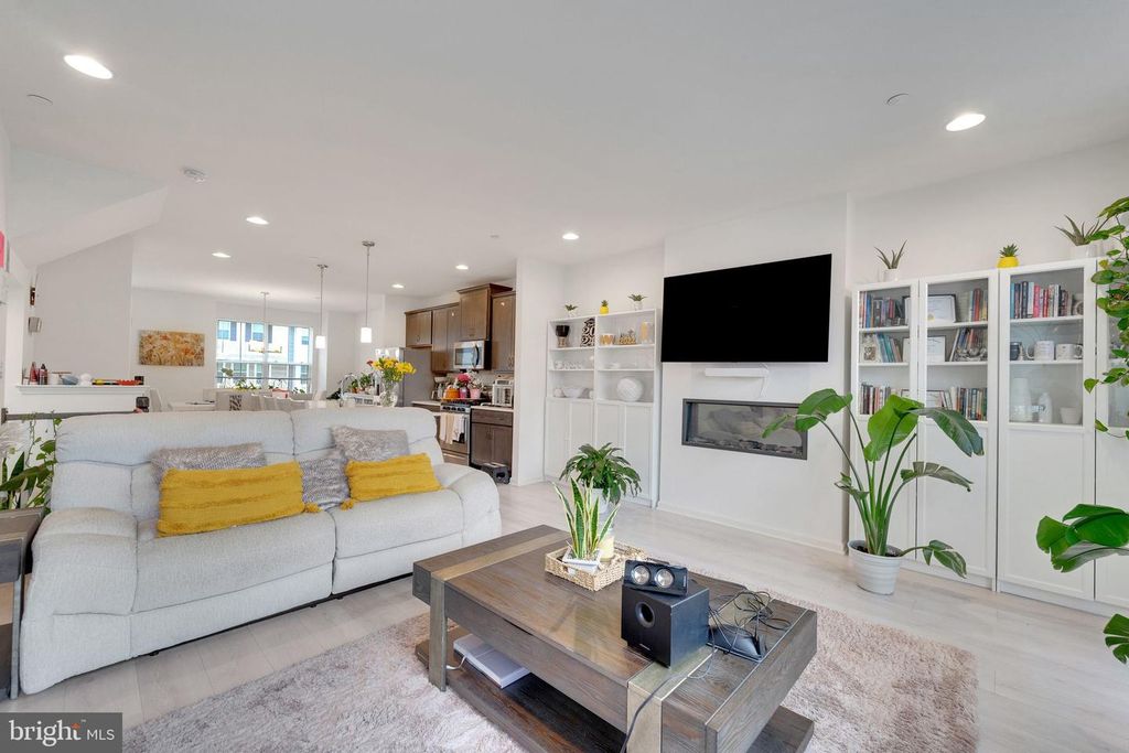 Image 13 of property listing at 1408 HUDSON VIEW RD, Essex, MD 21221