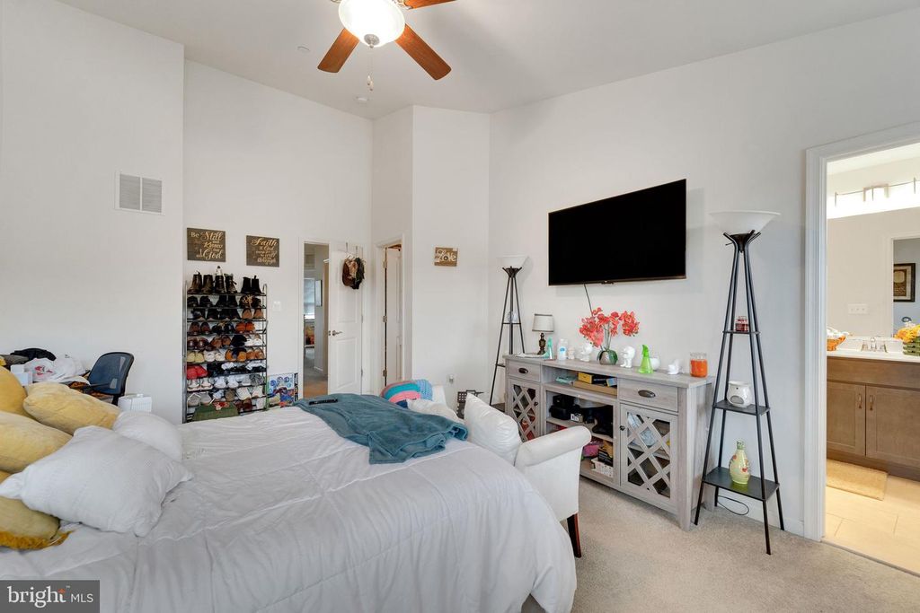 Image 14 of property listing at 1408 HUDSON VIEW RD, Essex, MD 21221