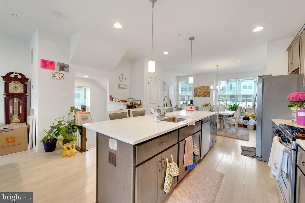 Image 15 of property listing at 1408 HUDSON VIEW RD, Essex, MD 21221