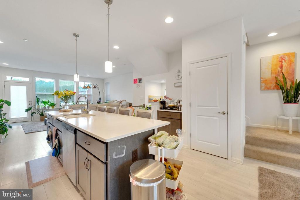 Image 16 of property listing at 1408 HUDSON VIEW RD, Essex, MD 21221