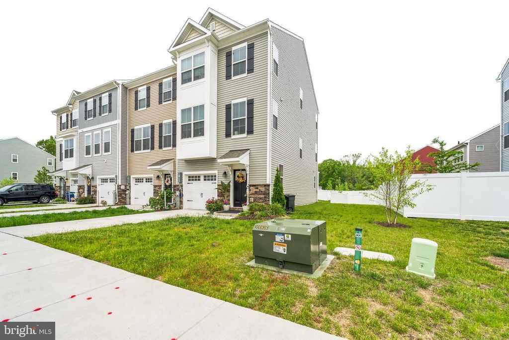 Image 3 of property listing at 1408 HUDSON VIEW RD, Essex, MD 21221