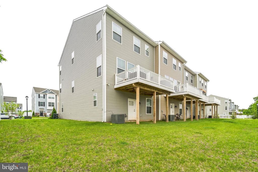 Image 4 of property listing at 1408 HUDSON VIEW RD, Essex, MD 21221