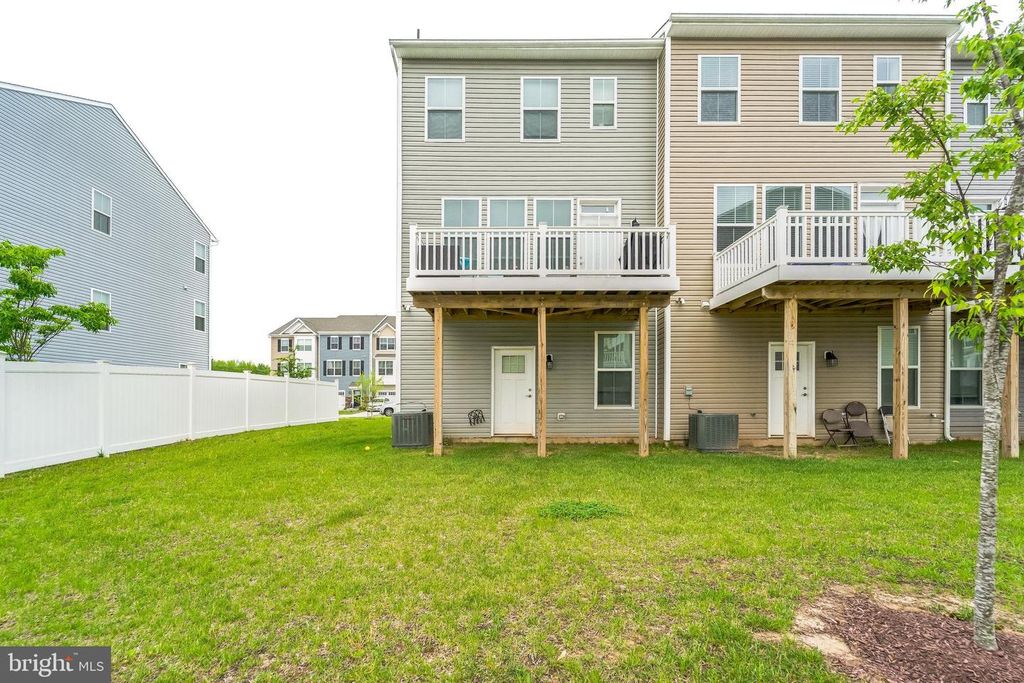 Image 5 of property listing at 1408 HUDSON VIEW RD, Essex, MD 21221