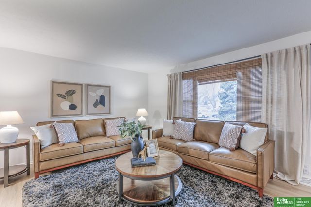 920 Oxford Circle, Papillion, NE 68046