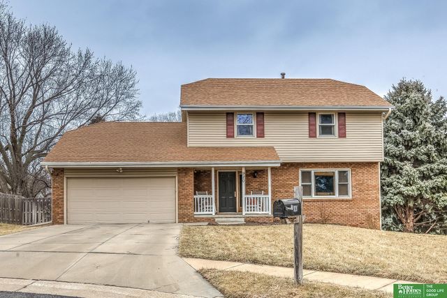 920 Oxford Circle, Papillion, NE 68046