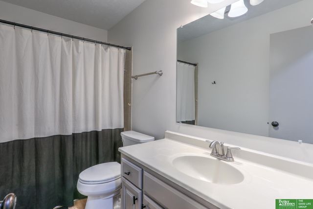 920 Oxford Circle, Papillion, NE 68046