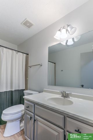 920 Oxford Circle, Papillion, NE 68046