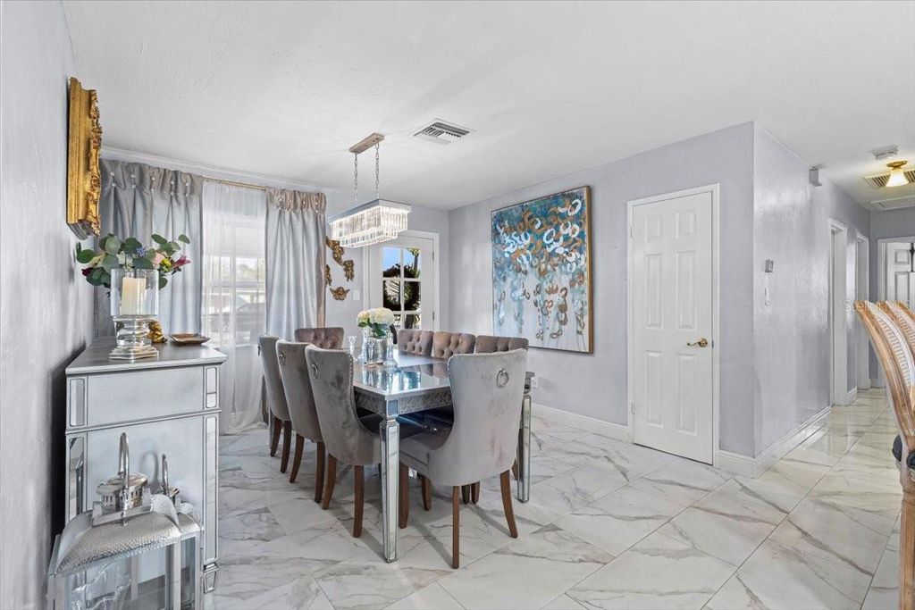 Image 11 of property listing at 4106 W BAY VIEW AVENUE, Tampa, FL 33611