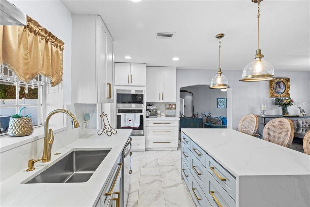 Image 14 of property listing at 4106 W BAY VIEW AVENUE, Tampa, FL 33611