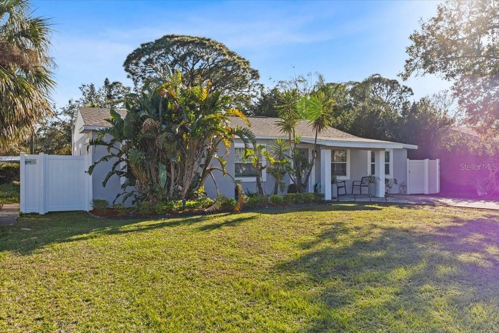 Image 5 of property listing at 4106 W BAY VIEW AVENUE, Tampa, FL 33611