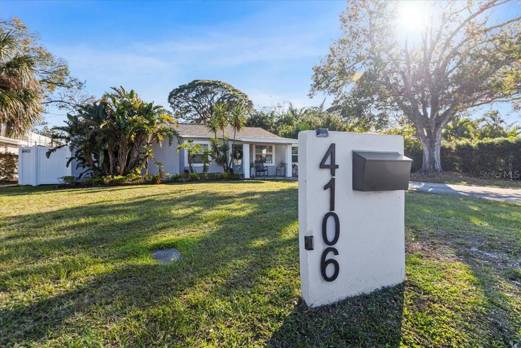 Image 6 of property listing at 4106 W BAY VIEW AVENUE, Tampa, FL 33611