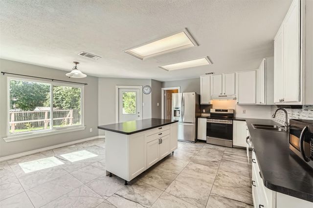2002 Carriage Club DR, Cedar Park, TX 78613