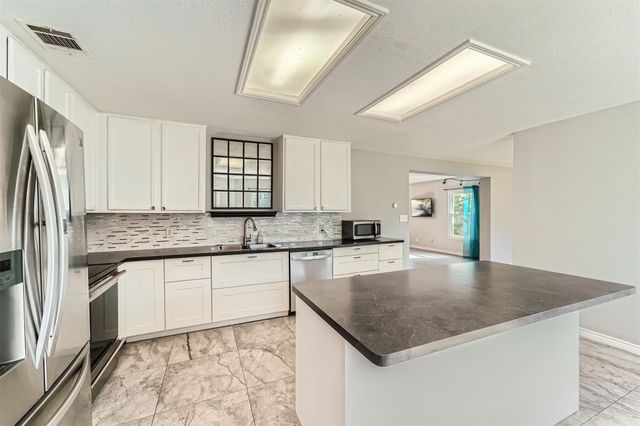 2002 Carriage Club DR, Cedar Park, TX 78613