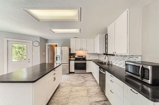 2002 Carriage Club DR, Cedar Park, TX 78613