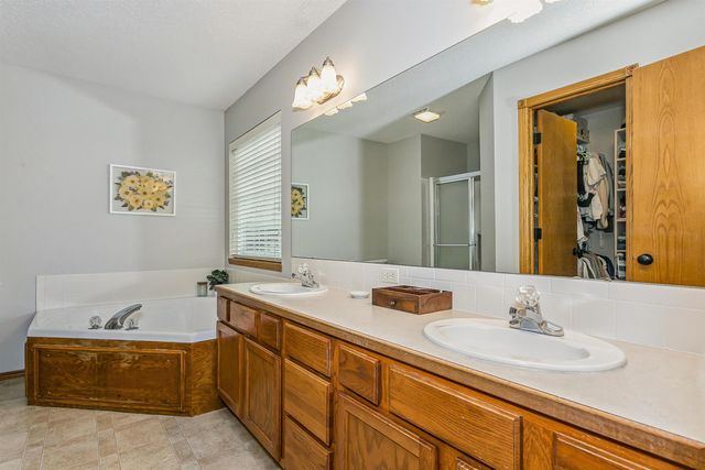 12021 E Laguna Ct, Wichita, KS 67207