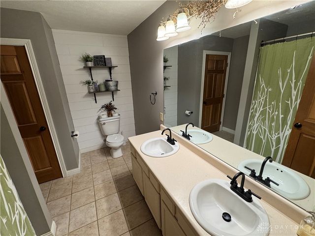 930 Oak Hill Court, Troy, OH 45373