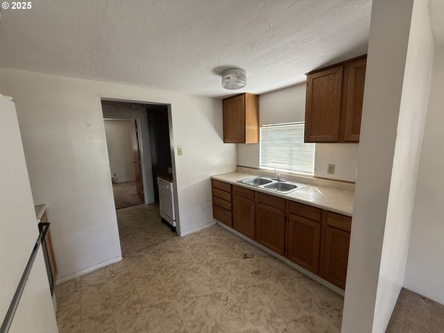 410 BIRCH St, Drain, OR 97435