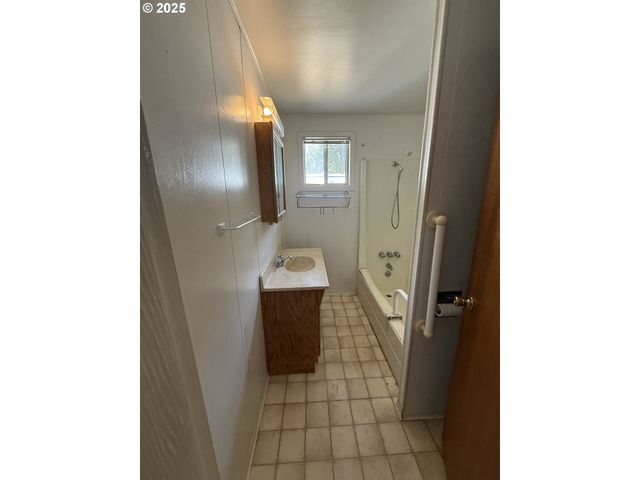 410 BIRCH St, Drain, OR 97435