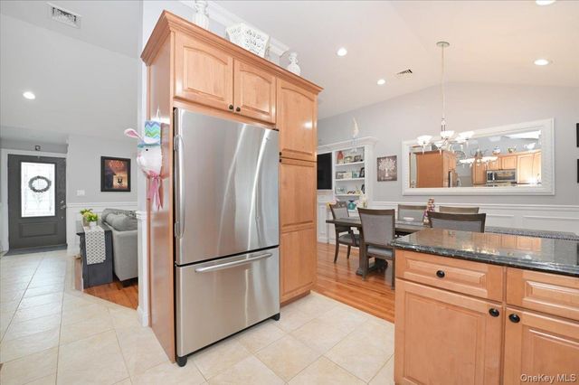 264 N Boston Avenue, Massapequa, NY 11758