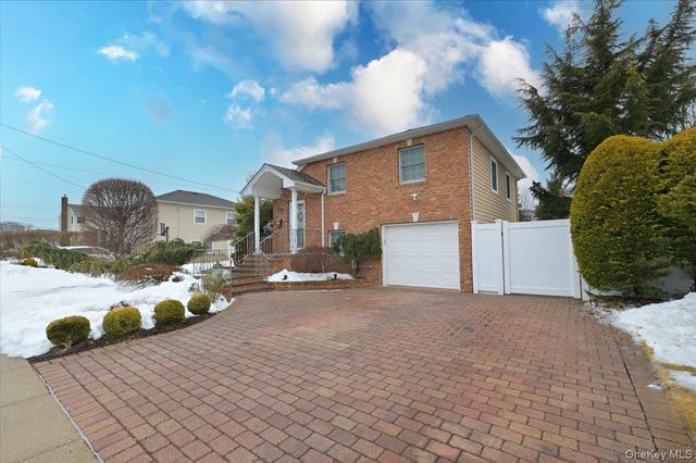 264 N Boston Avenue, Massapequa, NY 11758