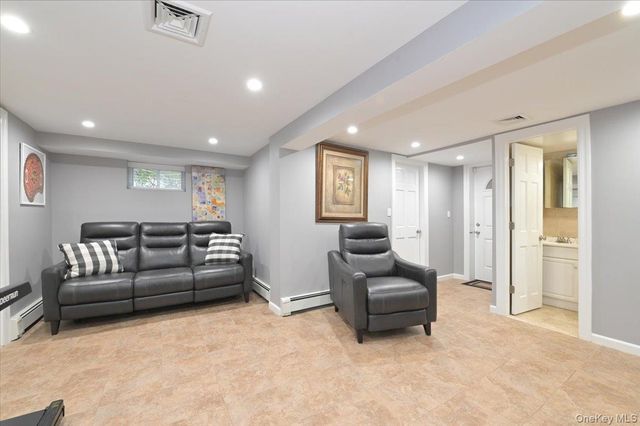 264 N Boston Avenue, Massapequa, NY 11758