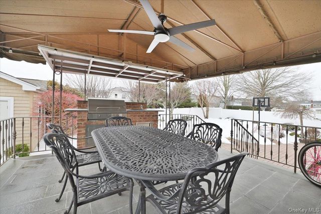 264 N Boston Avenue, Massapequa, NY 11758