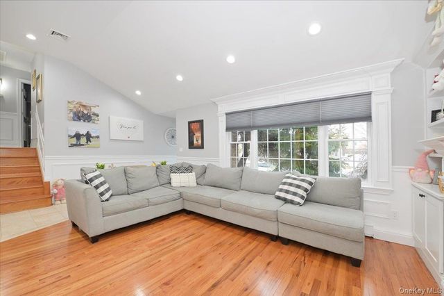 264 N Boston Avenue, Massapequa, NY 11758