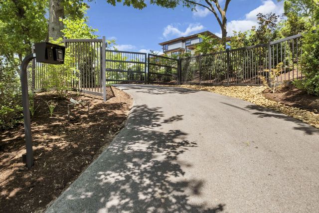 6449 Fleetwood Dr, Nashville, TN 37209