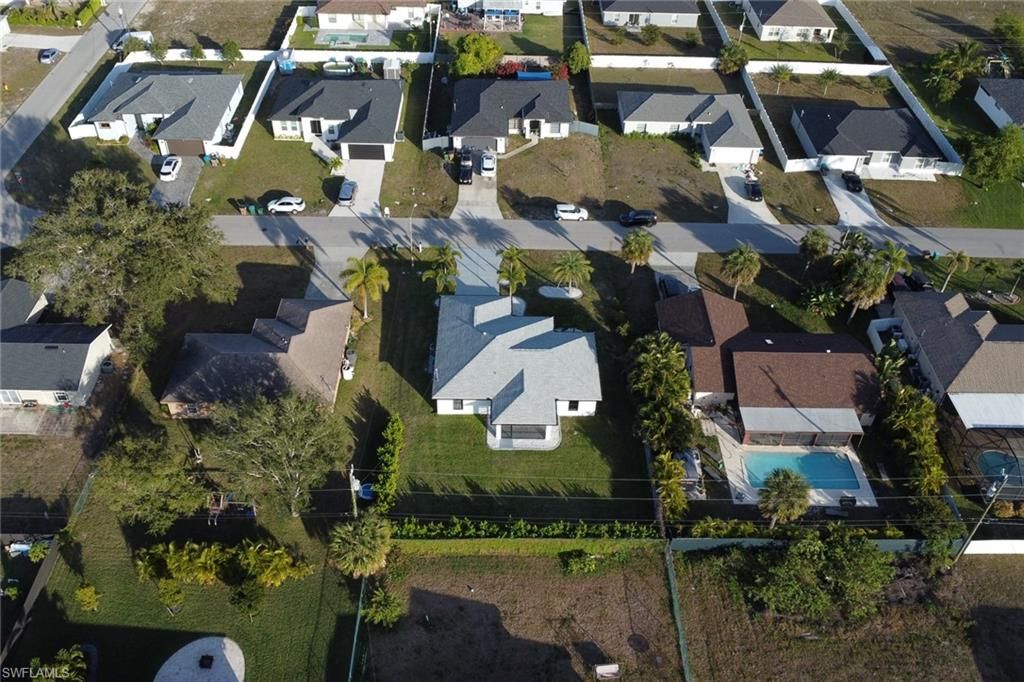 Image 4 of property listing at 1110 NE 6th PL, Cape Coral, FL 33909