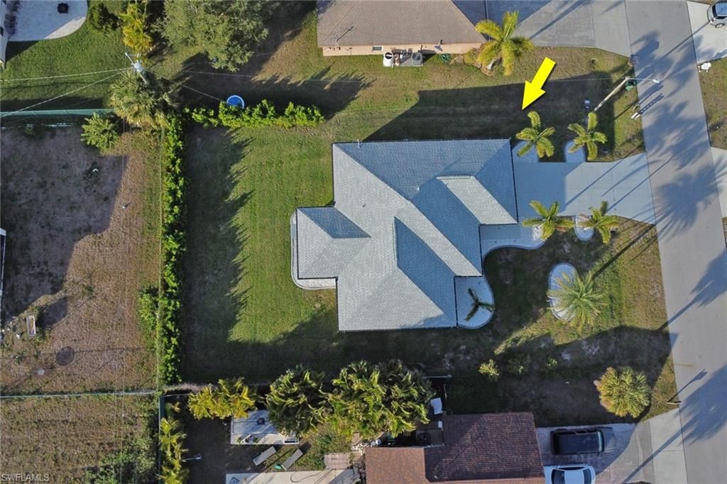 Image 5 of property listing at 1110 NE 6th PL, Cape Coral, FL 33909