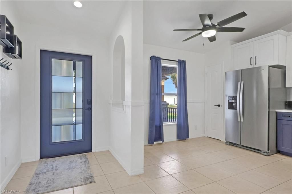 Image 7 of property listing at 1110 NE 6th PL, Cape Coral, FL 33909