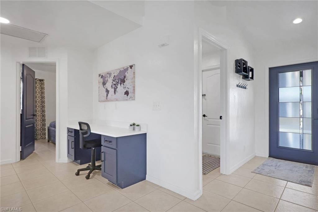 Image 8 of property listing at 1110 NE 6th PL, Cape Coral, FL 33909