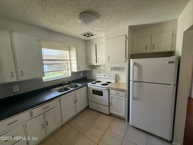 3609 CESERY Boulevard, Jacksonville, FL 32277