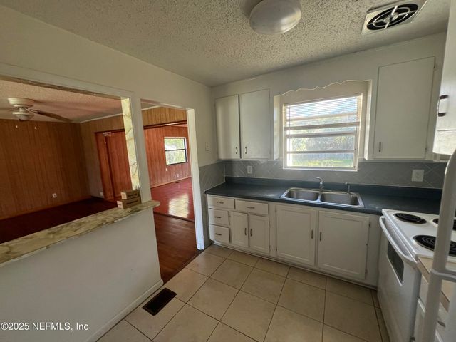 3609 CESERY Boulevard, Jacksonville, FL 32277