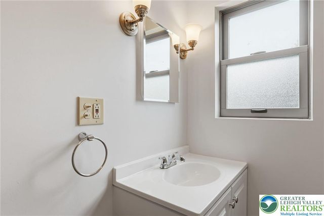 4061 Hampshire Court, South Whitehall Twp, PA 18104