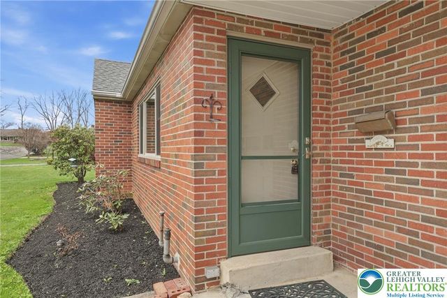 4061 Hampshire Court, South Whitehall Twp, PA 18104