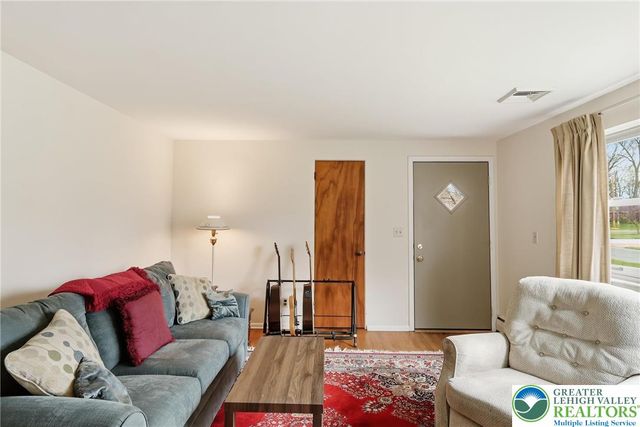 4061 Hampshire Court, South Whitehall Twp, PA 18104