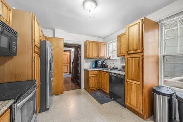 90 Rochelle St, Springfield, MA 01109