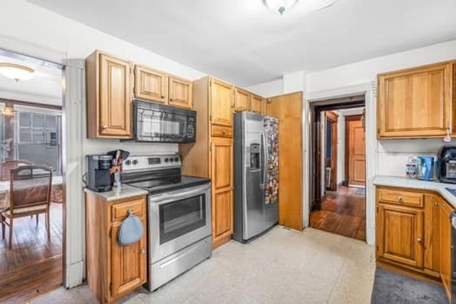 90 Rochelle St, Springfield, MA 01109