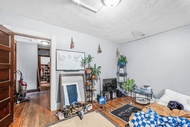 90 Rochelle St, Springfield, MA 01109