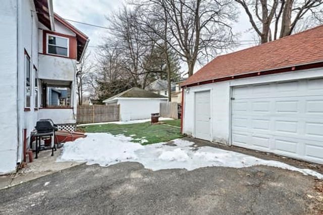 90 Rochelle St, Springfield, MA 01109