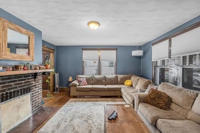 90 Rochelle St, Springfield, MA 01109
