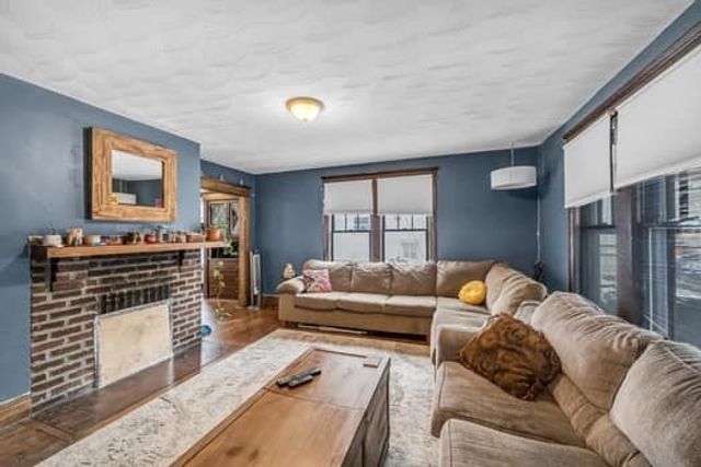 90 Rochelle St, Springfield, MA 01109
