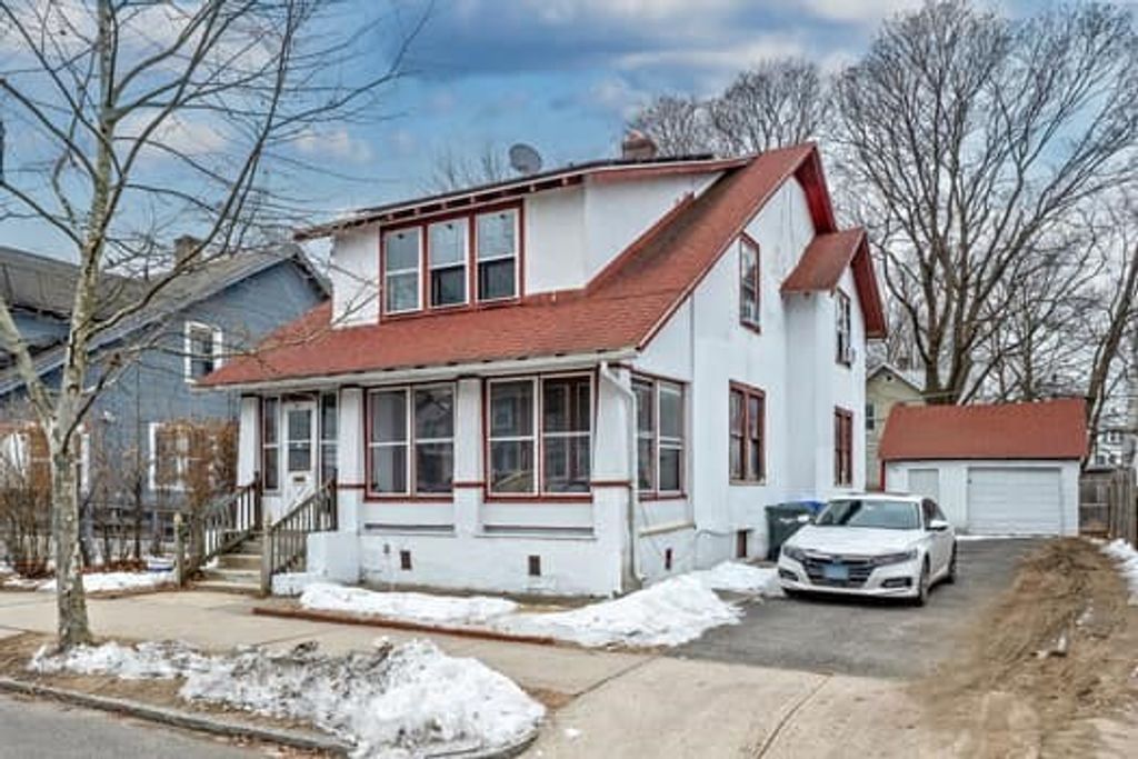 90 Rochelle St, Springfield, MA 01109
